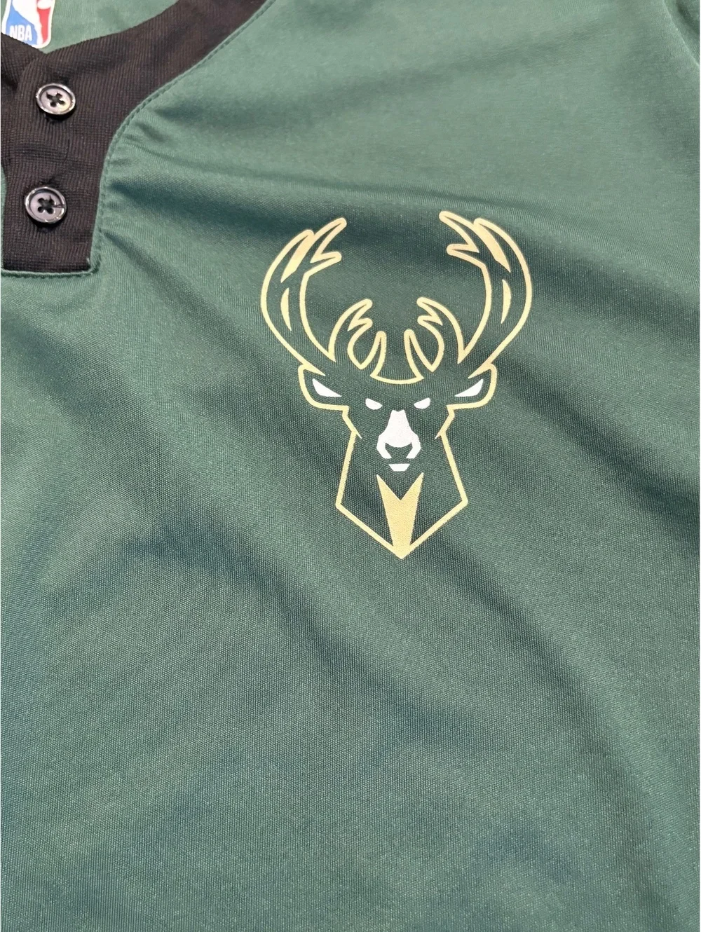 Official NBA Milwaukee Bucks Henley T-Shirt Men's Size Medium Green Short Sleeve